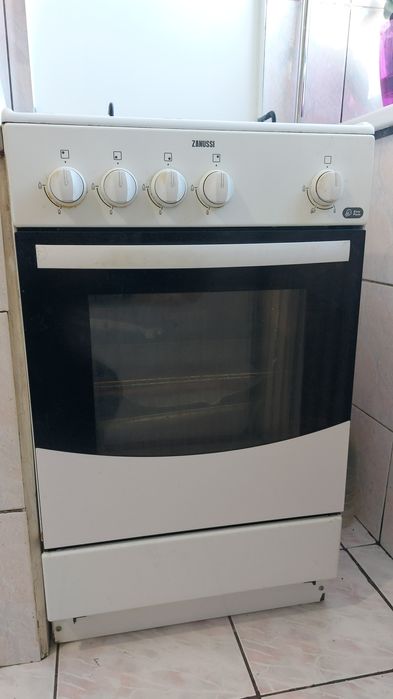 Vând aragaz Zanussi