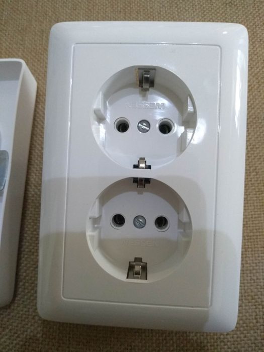Розетка с заземлением, Белая