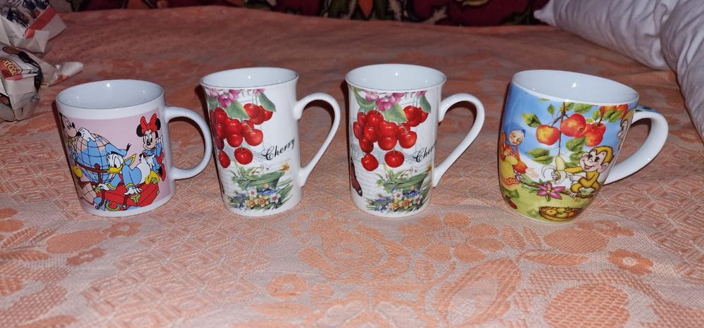 Продаются чайник и посуда разная.