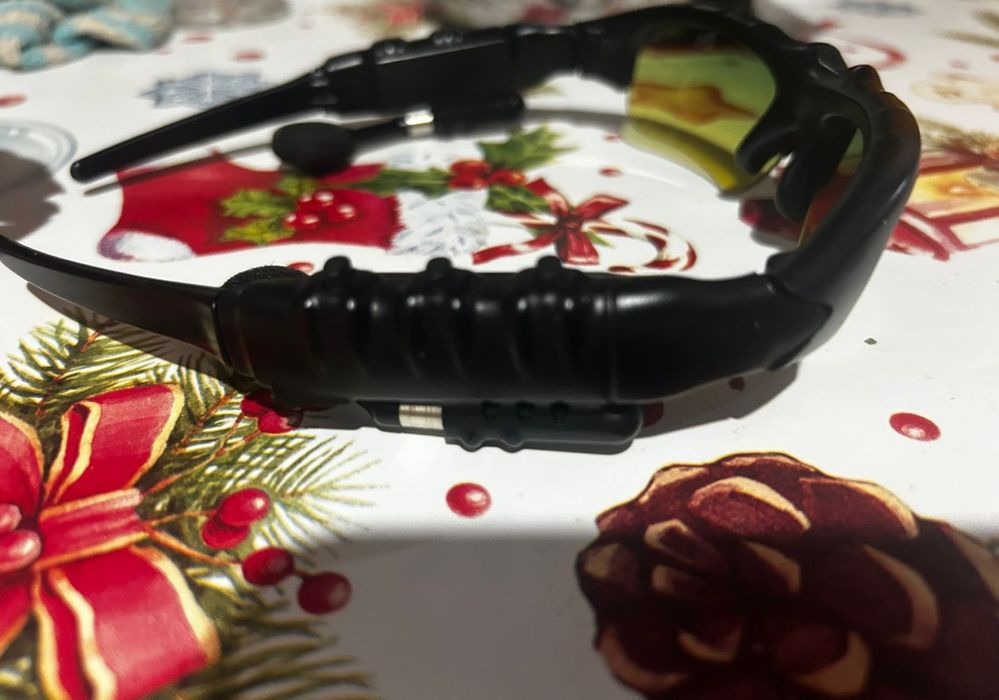 продам очки с наушником новый