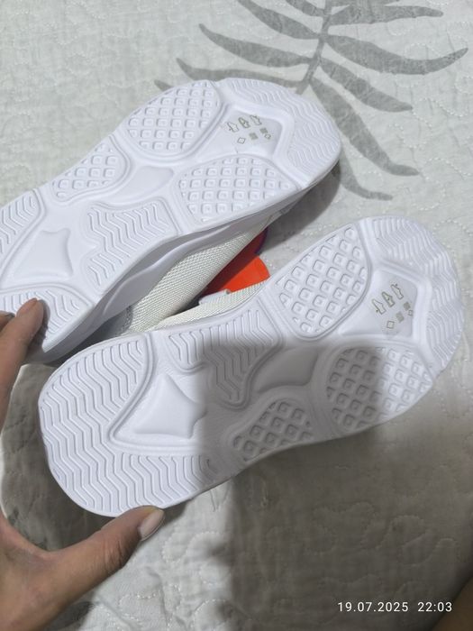 Продаются белые кроссовки! Белые! Новое!