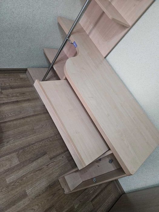 Продам письменный стол с полкой