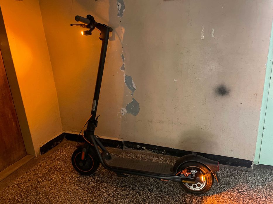 Електрическа тротинетка Ninebot by Segway F40I с мигачи, 10" гуми