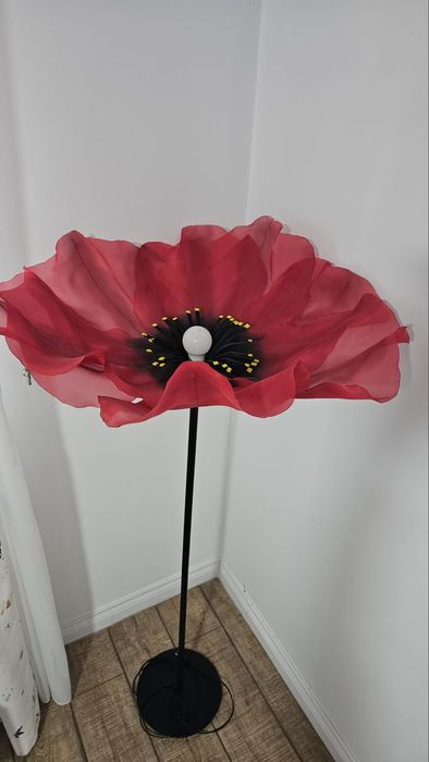 Lampadar roșu cu negru