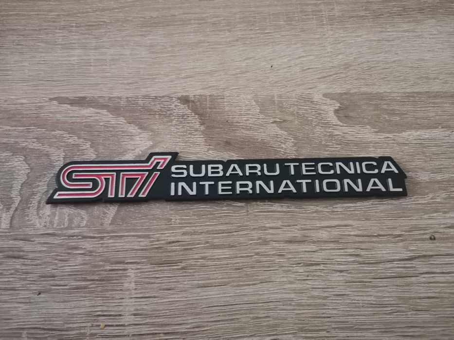 Subaru STI емблема черно с червено
