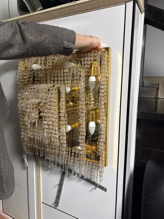 Диван стол люстра