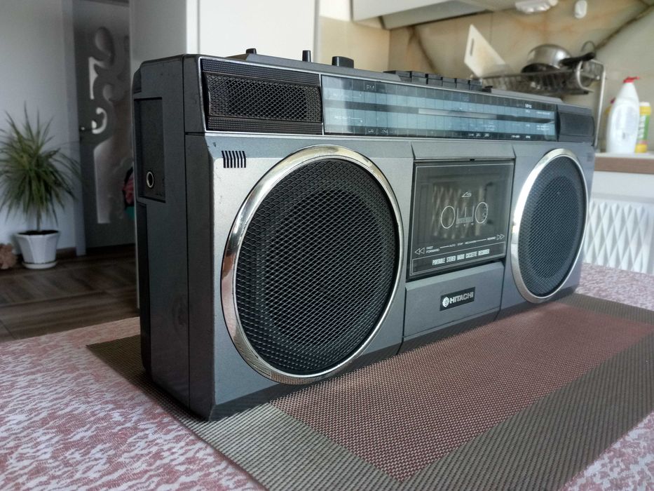 Старинен модел,радиокасетофон--HITACHI.За ремонт,части.