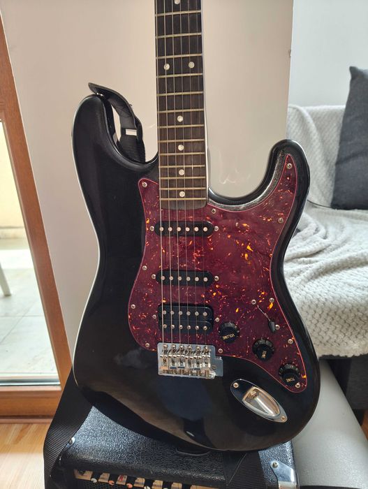 Електрическа китара Squier Affinity Stratocaster HSS + Усилвател и калъф