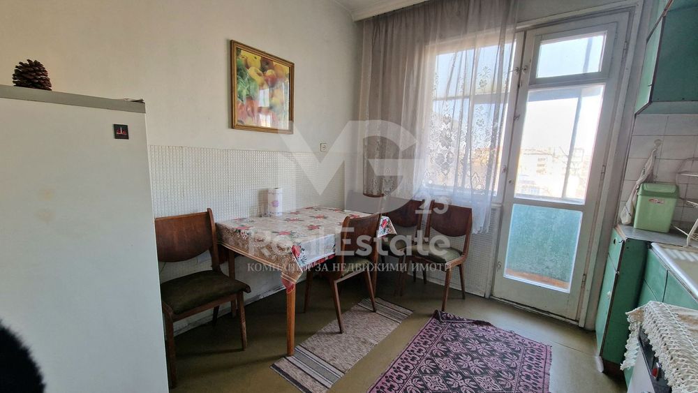 Тристаен с четири отделни помещения до Общината в Кючук Париж!