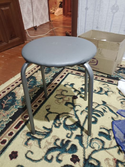 Продам 2 стула и столик