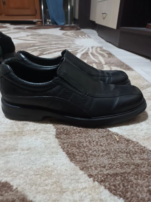 Vând pantofi de barbati de piele originala
