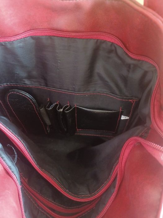 Червена запазена кожена чанта