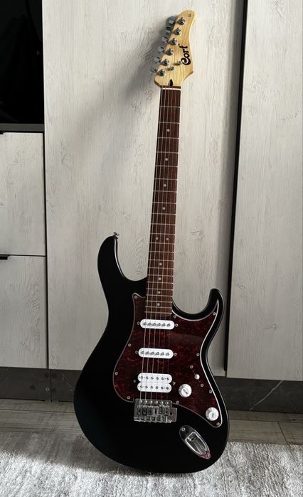 Продам электрогитару Cort G110