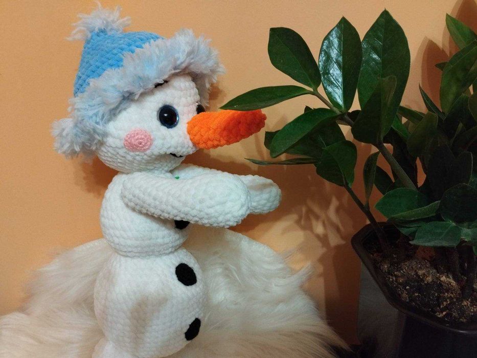 Снежко - ръчно изплетена играчка