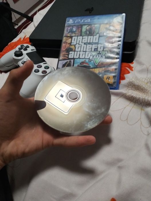 Vând PS4 slim cu 500gb