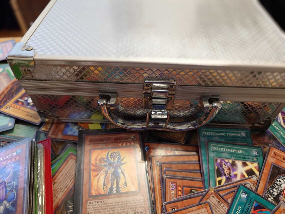 Cutie plina de cartonase YU-GI-OH - 237 cartonase