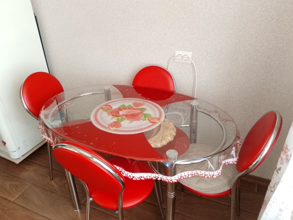 Стол со стульями в кухню