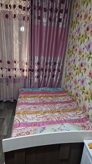 Кровать с поролоновым матрасом