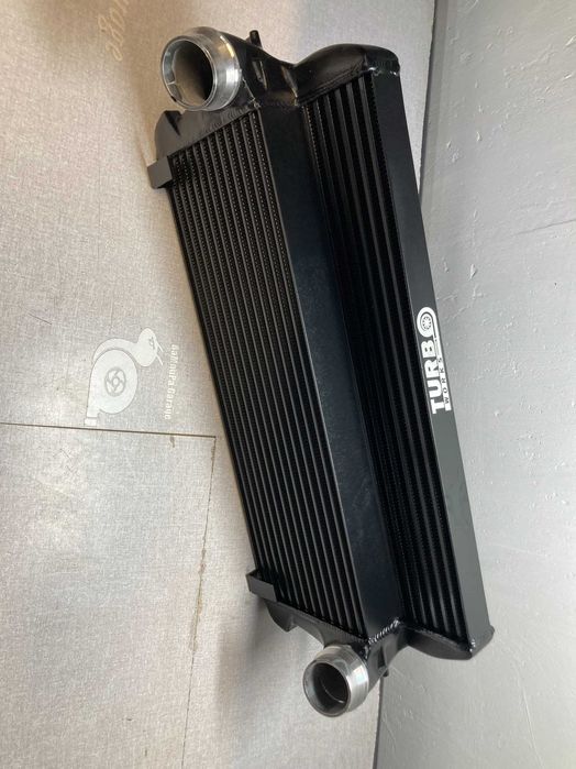 Челен интеркулер за директен монтаж на бмв ф10 ф11 ф12 ф01 ф06 ф07