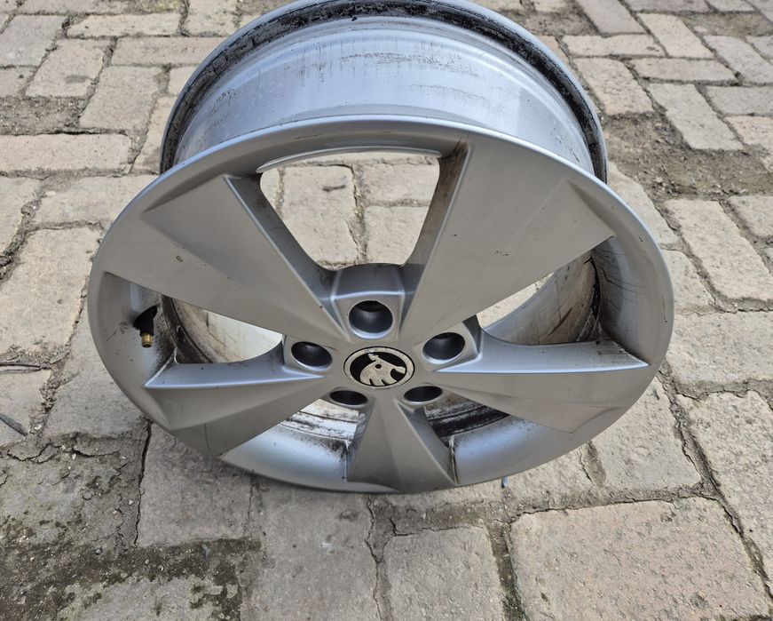 O jantă originală R16 Skoda Octavia seria 6.5Jx16H2 ET46 - 5x112
