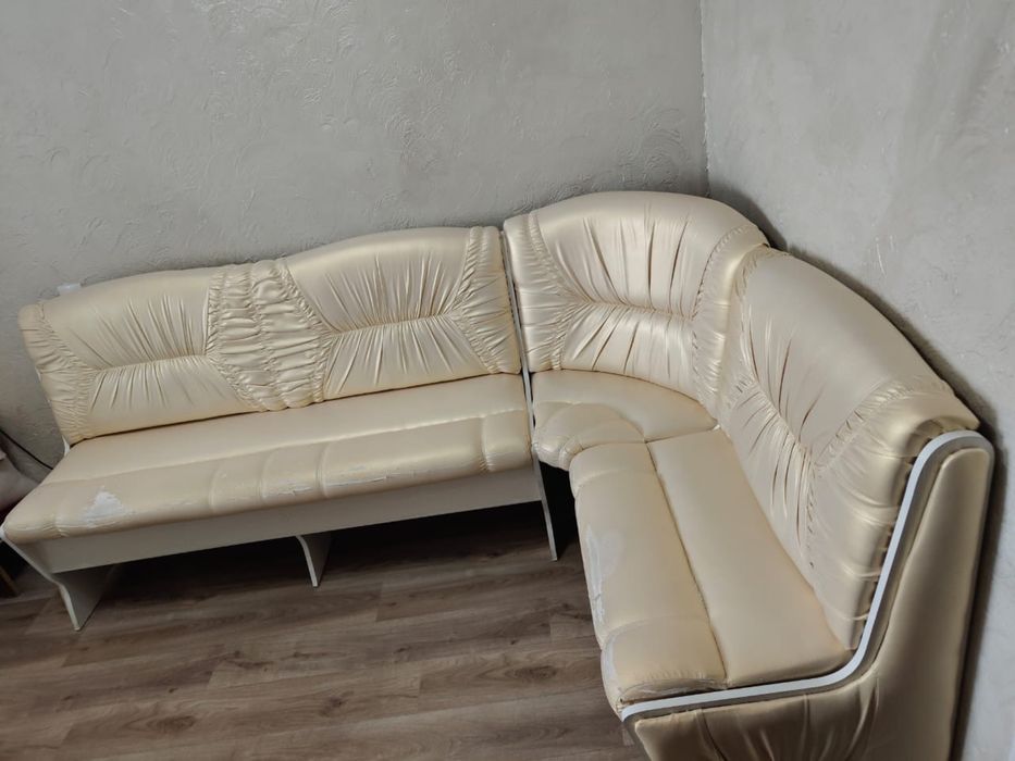 Кухонный стол с диваном уголок