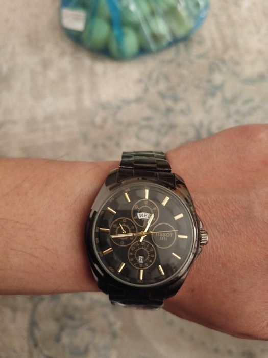 Продам кварцевые часы мужские