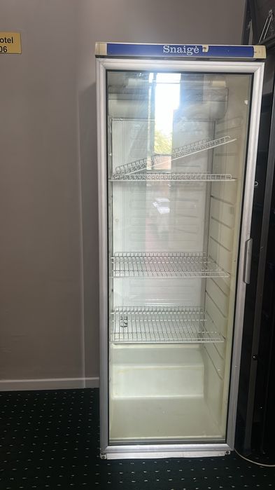 Продам витринный холодильник