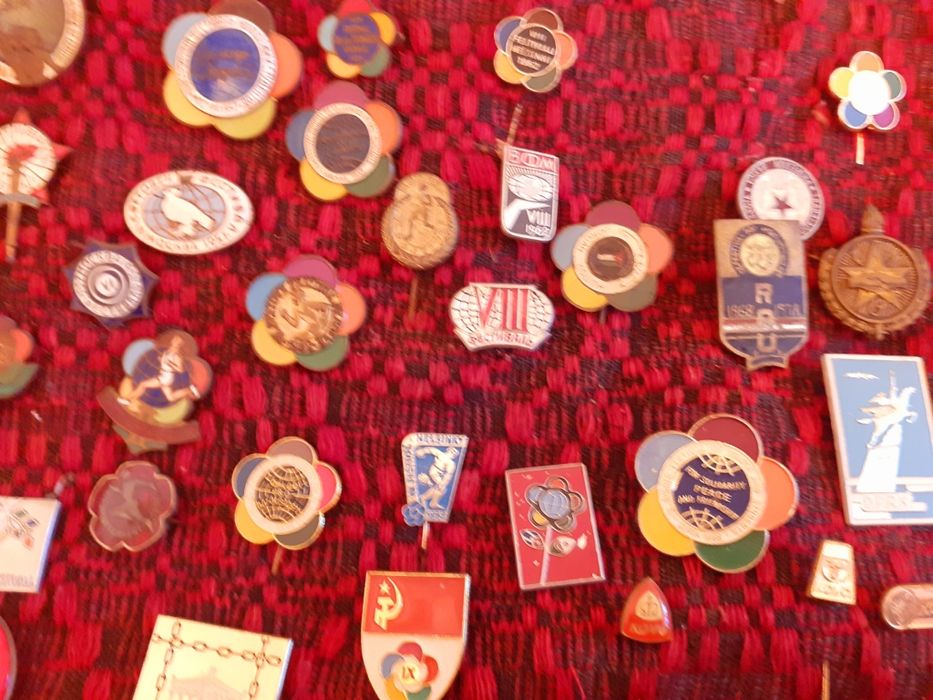 Колекционерски стари метални значки 74 броя