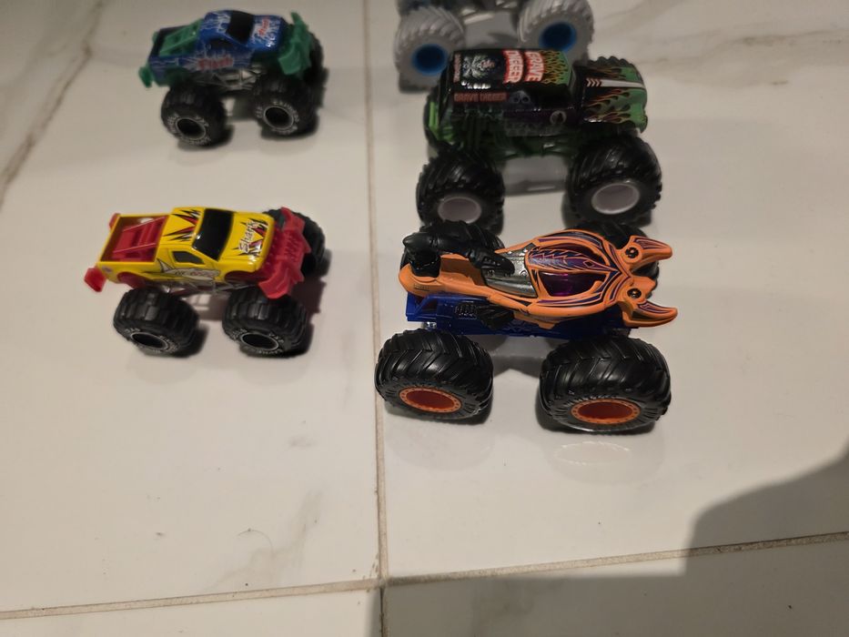 10 jucarii monster jam truck  si hot wheels