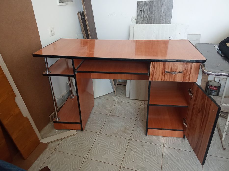 Продаётся компьютерный стол и двери цена договорная