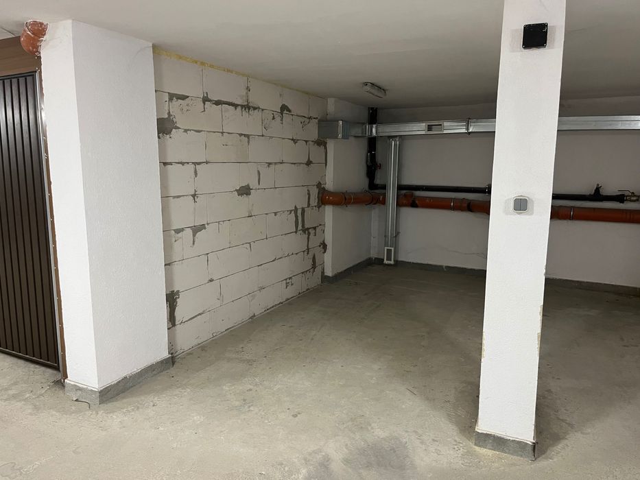 Дава се под наем Гараж / Паркомясто в Варна, Цветен квартал - 10 кв.м за 20.4 € - Снимка #1