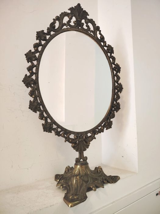 Eleganta oglinda de masa de dimensiuni mari din bronz masiv, in stilul francez Louis,piesa cu o lucrătură de o foarte mare finețe
