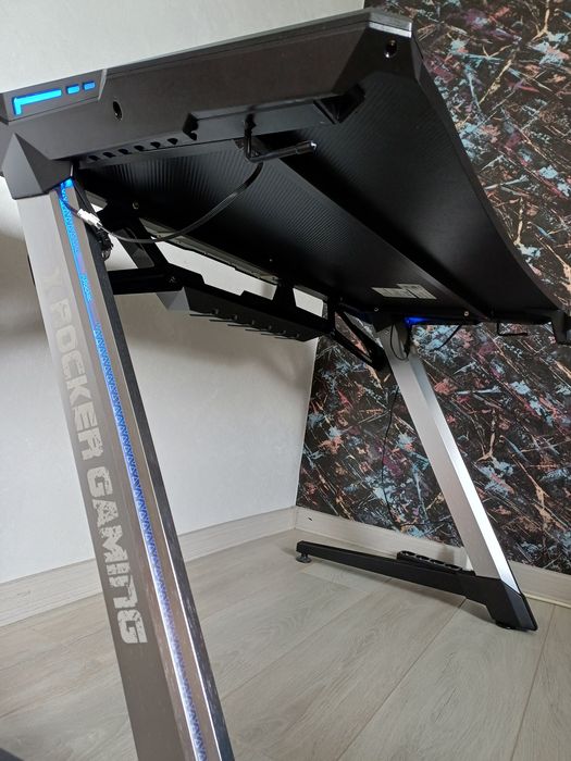 Игровой компьютерный стол XRocker RGB