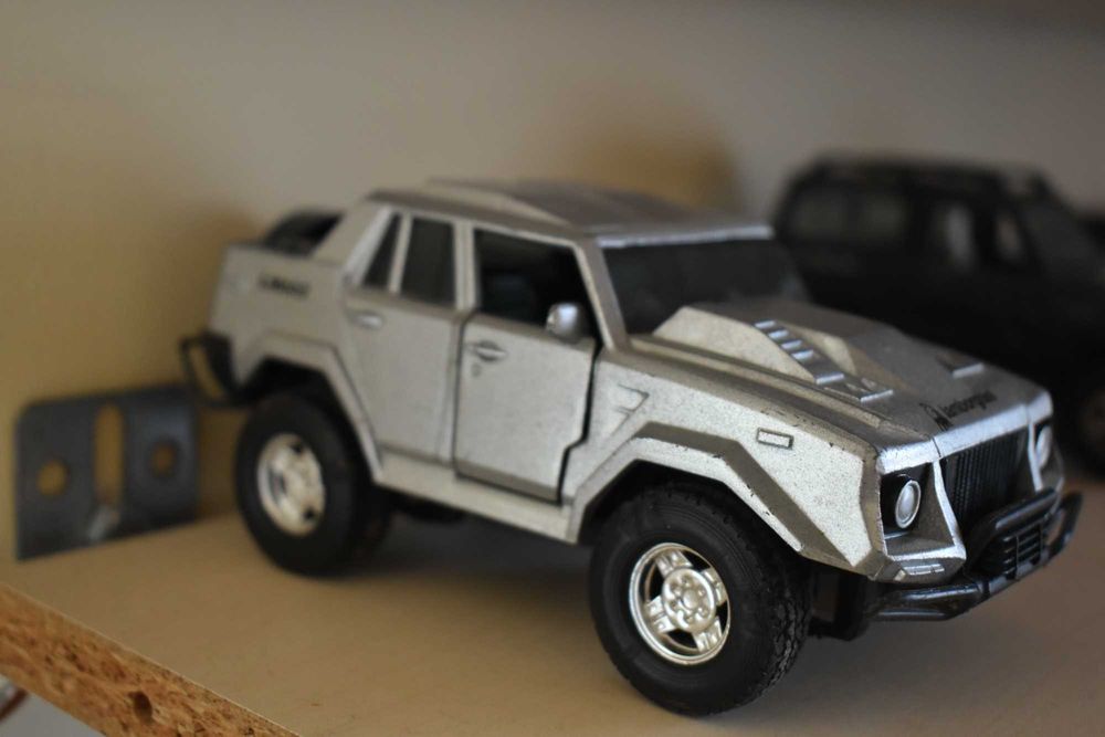 Vand macheta Lamborghini LM002 in stare buna.