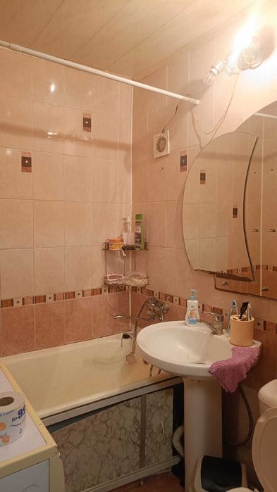 Продам 2 ком квартиру в районе кинотеатра Казахстан
