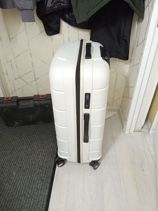 Чемодан белый, на чётыркх колесиках.