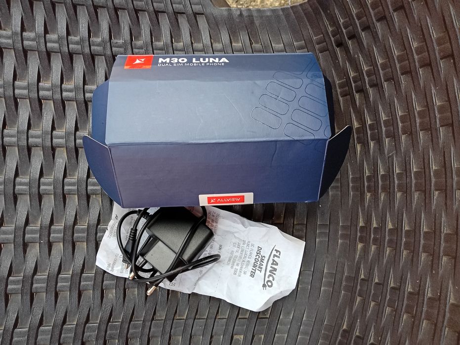 Vand telefon nou acum desfăcut pentru poze