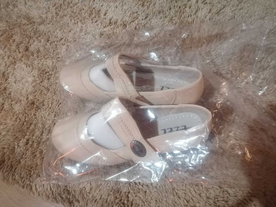 Обувки чисто нови