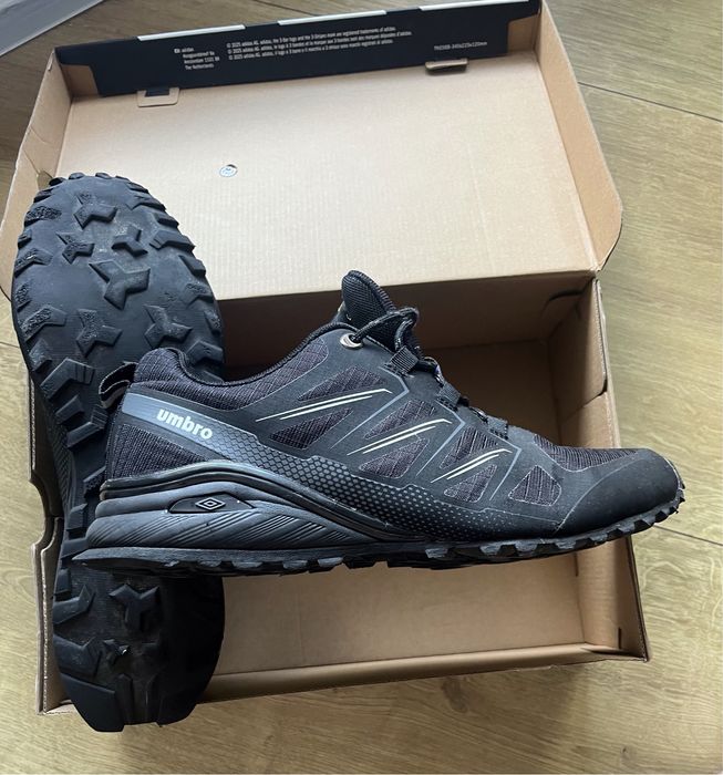 Pantofi trail running Umbro, mărime 44, stare bună