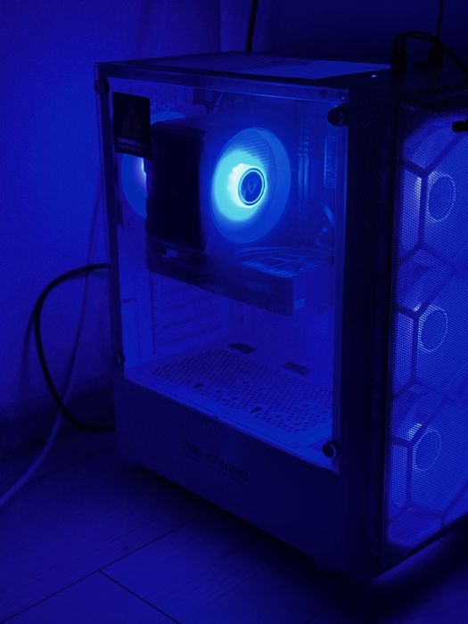 Vand pc gaming cu periferice si monitor