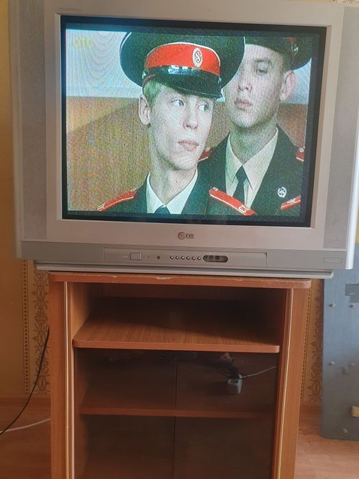 Телевизор LG с тумбой