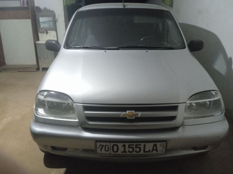 Niva sotiladi sastanyasi zur ikkinqul moshina qari buva mingan.