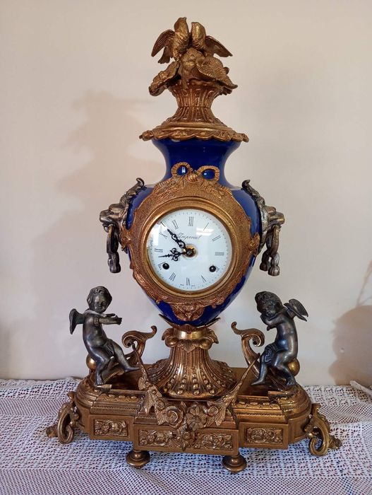 Старинен каминен часовник