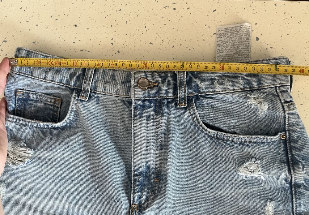 Pantaloni scurti Zara marimea M-L