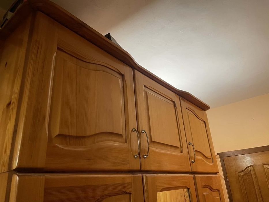 Дървен гардероб от чам