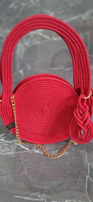 В наличии сумочка в ярком цвете.