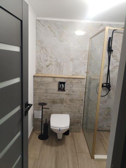 Inchiriez apartament de 2 camere la casa-Brosteni