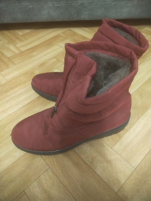 Продаю зимние ботинки женские