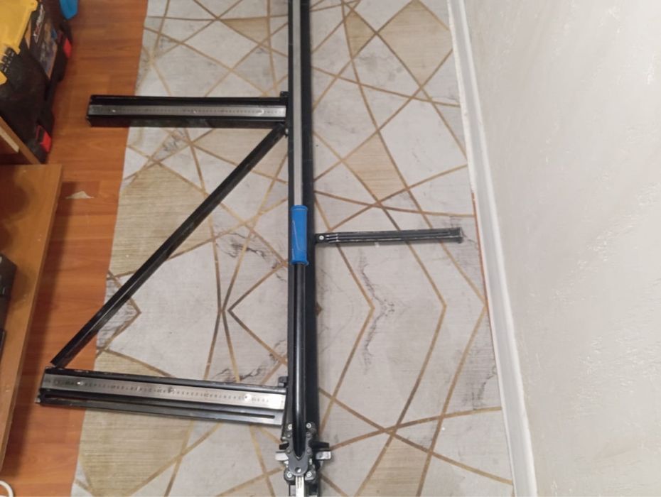 Ручной плиткорез с лазерем.