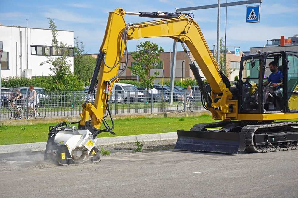 Freză asfalt buldoexcavator Volvo JCB Caterpillar Komatsu Case New Holland Bobcat Wacker Neuson freza drumuri